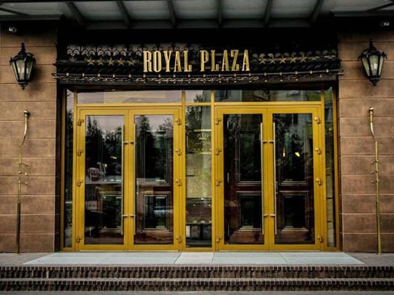 Royal Plaza Hotel Neftejugansk Eksteriør billede